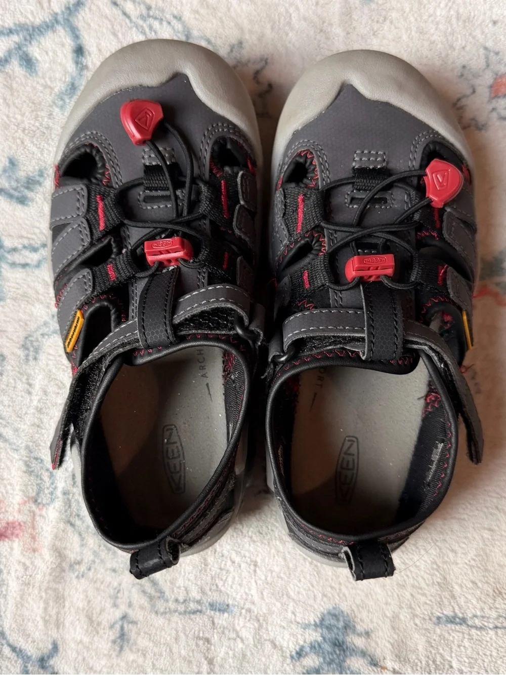 KEEN Kids Newport H2 closed-toe sandals in black, gray & red
